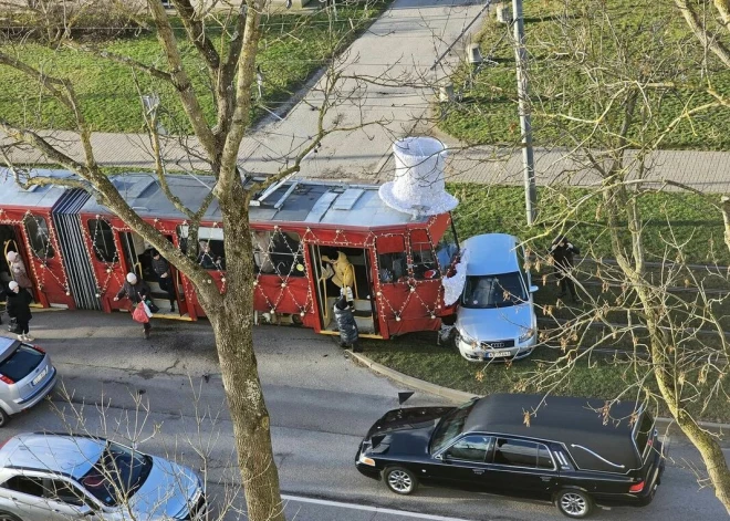 Liepājas svētku tramvajs taranē “Audi”, Medumu pagastā likvidē kandžas tecinātavu, no policistiem aizbēg ar stāvradzi: kriminālā province