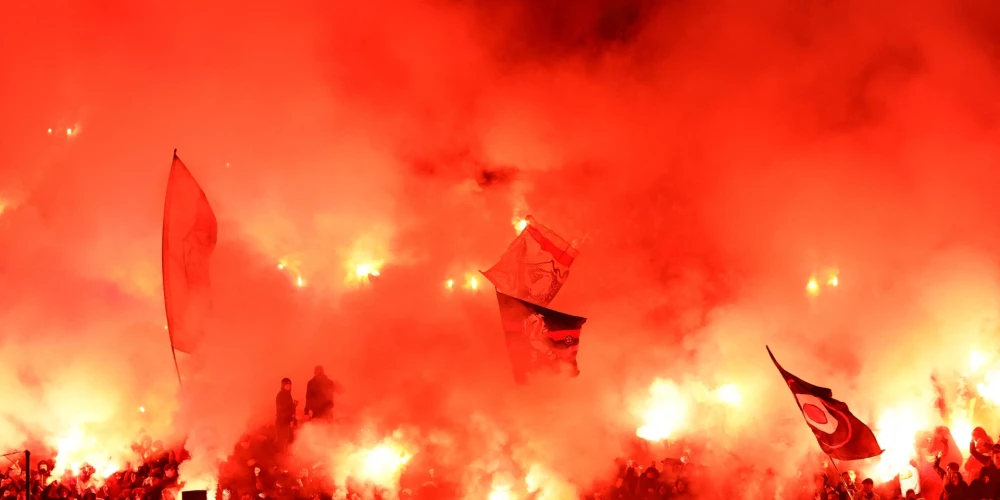 "Ajax" fani Eiropas līgas spēlē pret Romas "Lazio" tribīnēs sarīkoja īstu uguņošanu.