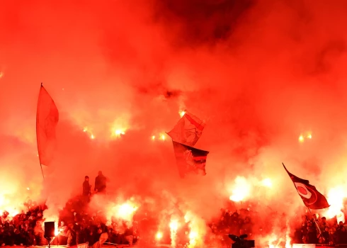 "Ajax" fani Eiropas līgas spēlē pret Romas "Lazio" tribīnēs sarīkoja īstu uguņošanu.