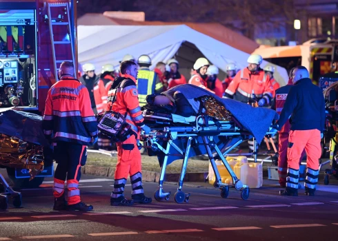 Ziemassvētku tirdziņā Vācijā cilvēku pūlī ietriekusies mašīna - cietuši vismaz 60 cilvēki