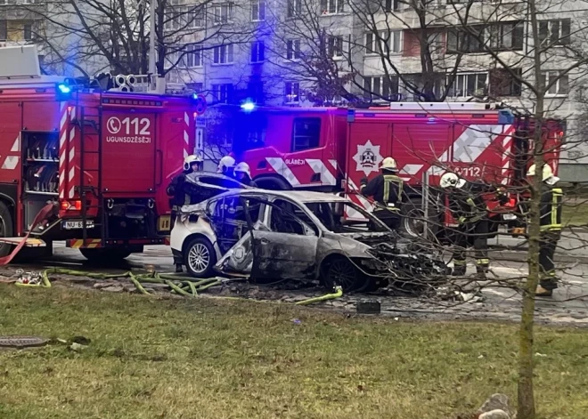 ФОТО, ВИДЕО: очевидцев потрясло увиденное - посреди дня в Иманте горела машина