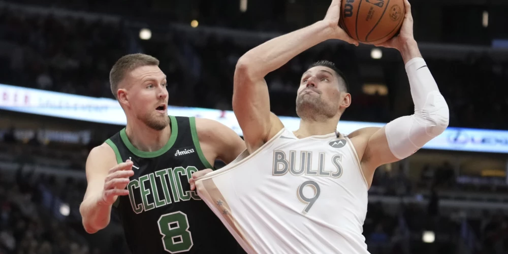 Pašreizējie NBA čempioni "Celtics" basketbolisti viesos ar rezultātu 123:98 (28:28, 33:26, 32:23, 30:21) pārspēja Čikāgas "Bulls" komandu.