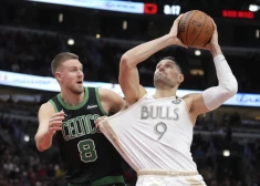 Pašreizējie NBA čempioni "Celtics" basketbolisti viesos ar rezultātu 123:98 (28:28, 33:26, 32:23, 30:21) pārspēja Čikāgas "Bulls" komandu.