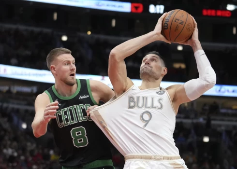 Pašreizējie NBA čempioni "Celtics" basketbolisti viesos ar rezultātu 123:98 (28:28, 33:26, 32:23, 30:21) pārspēja Čikāgas "Bulls" komandu.