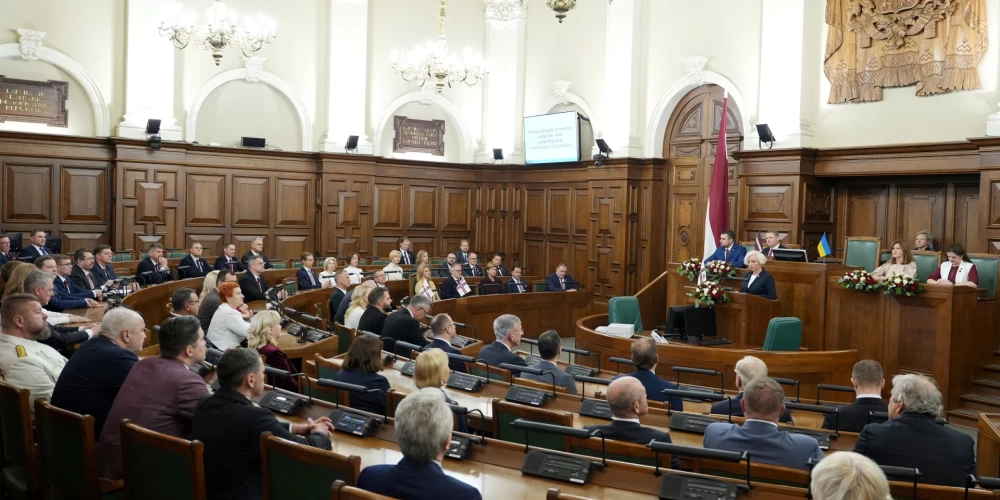 На заседании Сейма.