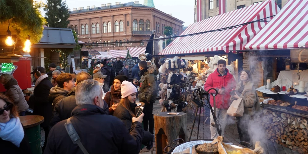 Ziemassvētku tirdziņš Doma laukumā.