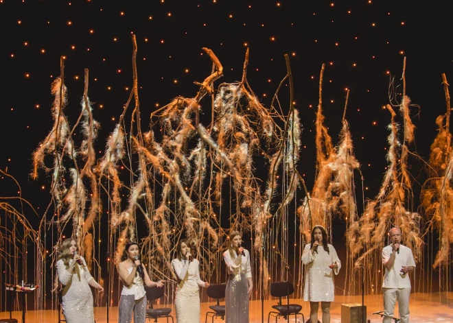 Liepājas koncertzālē "Lielais dzintars" ar ģimenisku un sirsnīgu prieku latviešu mūsdienu a cappella grupa "Latvian Voices" un virtuozais ģitārists Kaspars Zemītis klausītājiem veltīja koncertprogrammu "SNIEGums".