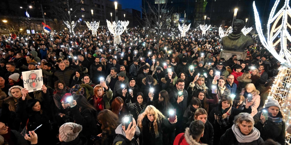 Belgradā tūkstošiem cilvēku protestē pret Serbijas valdību. 