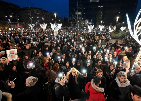 Belgradā tūkstošiem cilvēku protestē pret Serbijas valdību. 