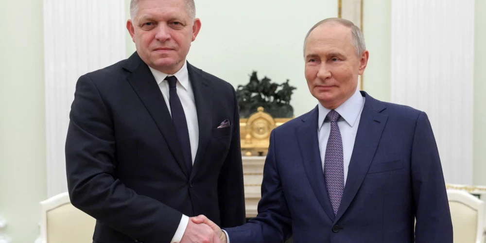 Slovākijas premjerministrs Roberts Fico tikās ar Krievijas diktatoru Vladimiru Putinu. 