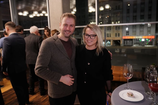 Dailes teātra aktieris Lauris Subatnieks savu mīļoto – zinātņu doktori, mediju un komunikāciju aģentūras "Dentsu Latvia" vadītāju Lindu Saulīti-Subatnieci – pēc daudzu gadu kopdzīves bildināja tikai pērn augustā.