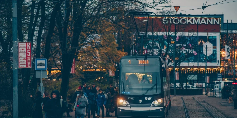 В рождественские выходные (до 26 декабря включительно) автобусы, троллейбусы и трамваи курсируют по графику выходного дня. 
