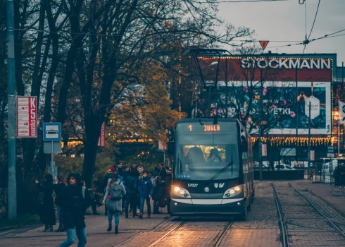 В рождественские выходные (до 26 декабря включительно) автобусы, троллейбусы и трамваи курсируют по графику выходного дня. 