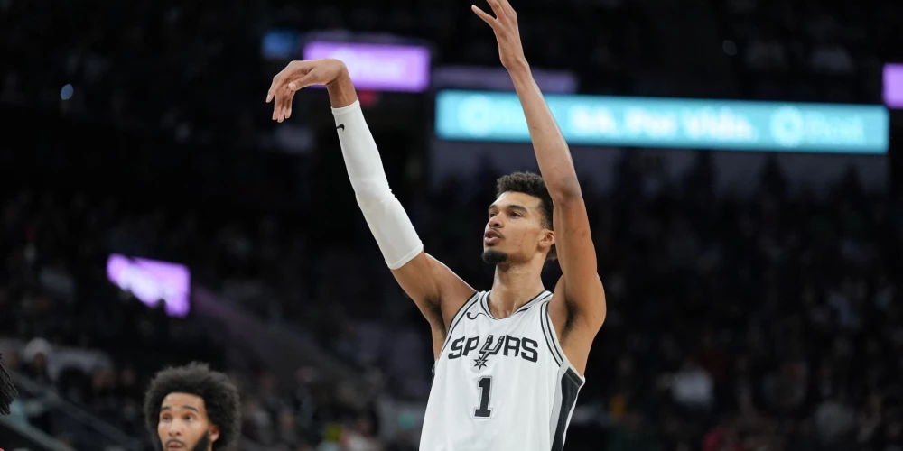 Sanantonio "Spurs" centra spēlētājs Viktors Vembanjama.