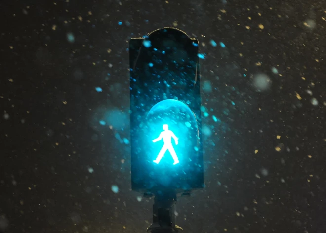 "Ļoti tumša šī vieta!" Zolitūdē taksometrs uz pārejas uztriecas bērnam un vecmāmiņai