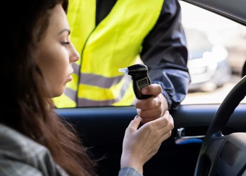 Valsts policija veica 2562 transportlīdzekļu vadītāju pārbaudes, tajos pieķerti 13 dzērājšoferi.