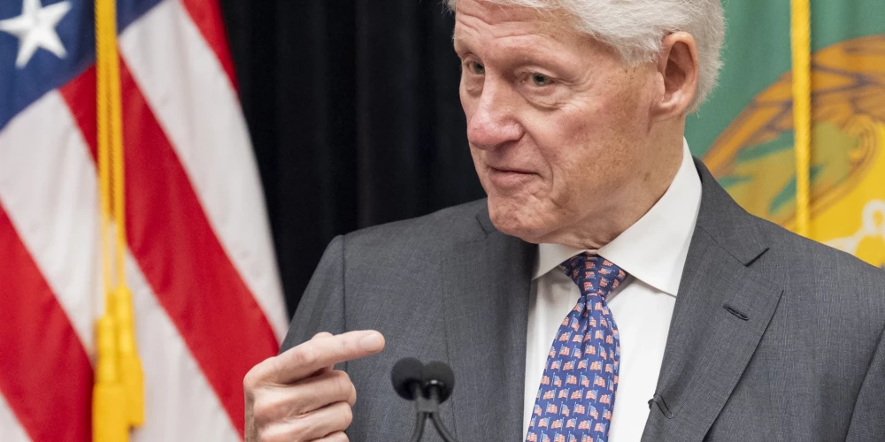 Bijušais ASV prezidents Bils Klintons atrodas slimnīcā Vašingtonā pēc tam, kad viņam parādījās drudzis.