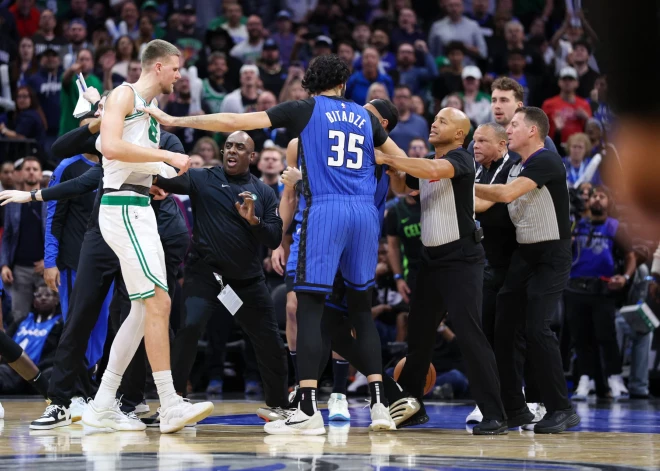 VIDEO: Porziņģis gūst 17 punktus, ieaistās asumos, bet "Celtics" neizdodas uzvarēt novājināto Orlando "Magic"