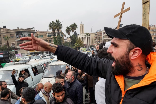 Damaskā kristieši protestē pret Ziemassvētku egles sadedzināšanu.