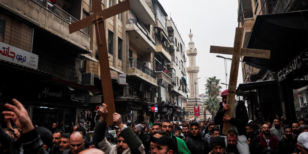 Damaskā kristieši protestē pret Ziemassvētku egles sadedzināšanu.