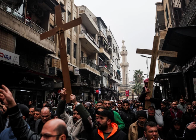 Damaskā kristieši protestē pret Ziemassvētku egles sadedzināšanu