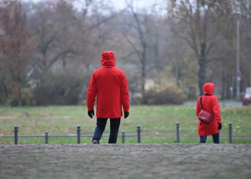 Mūsdienās jaunam vīrietim ir apmēram puse no spermas daudzuma, salīdzinot ar viņa vectēvu, kad tas bija tādā pašā vecumā, un daudzās valstīs sieviete 20 gadu vecumā ir neauglīgāka nekā viņas vecmāmiņa, kad viņai bija 35 gadi.