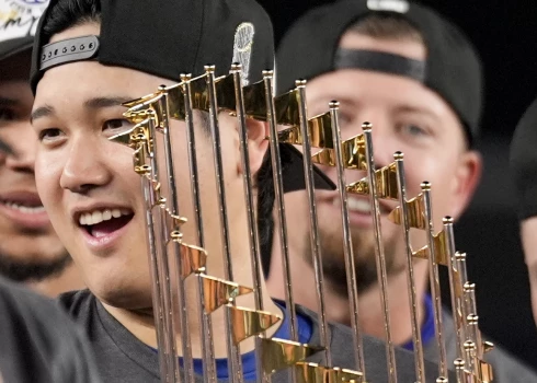 Losandželosas "Dodgers" superzvaigzne Ohtani šogad palīdzēja klubam izcīnīt uzvaru Pasaules sērijā