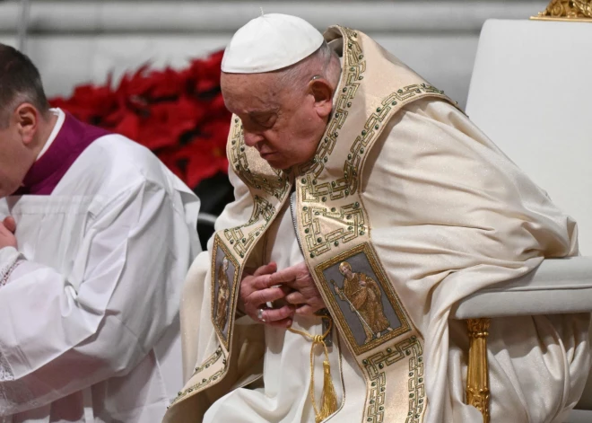 Pāvests Francisks atver Pētera bazilikas Svētās durvis un atklāj katoļu Jubilejas gadu