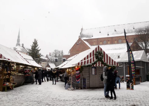 Ziemassvētku tirdziņš Doma laukumā.