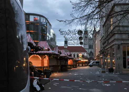 Magdeburgā 20.decembra vakarā BMW markas automašīnas ietriecās cilvēku pūlī Ziemassvētku tirdziņā, nogalinot piecus cilvēkus, bet 235 ievainojot..