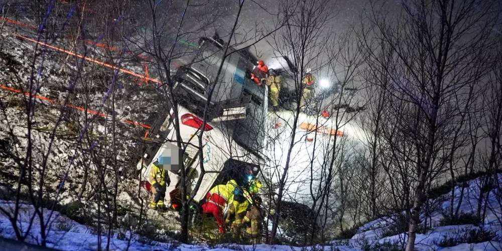 Negadījuma brīdī autobusā atradās 58 pasažieri.