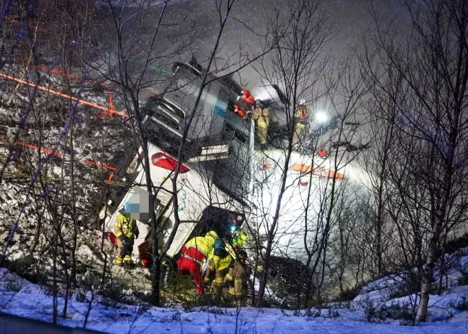 FOTO, VIDEO: Norvēģijā no ceļa "noskrējis" un ezerā ielūzis pasažieru autobuss; ir bojāgājušie