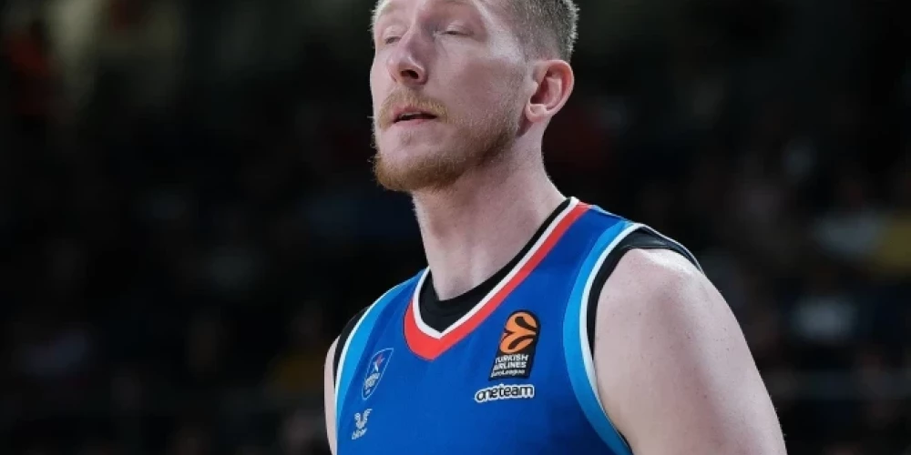 Latvijas basketbolists Rolands Šmits ceturtdien Monako guva desmit punktus Stambulas "Anadolu Efes" zaudējumā ULEB Eirolīgas 18.kārtas spēlē. 