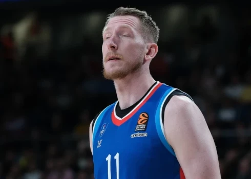 Latvijas basketbolists Rolands Šmits ceturtdien Monako guva desmit punktus Stambulas "Anadolu Efes" zaudējumā ULEB Eirolīgas 18.kārtas spēlē. 