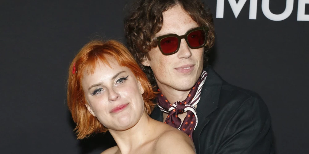 Talula Vilisa,ar mūziķi Džastinu Asī.