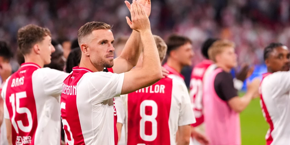 Džordans Hendersons (centrā) Amsterdamas "Ajax" kreklā.
