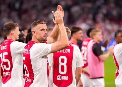 Džordans Hendersons (centrā) Amsterdamas "Ajax" kreklā.