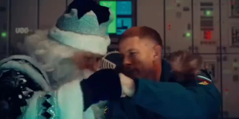 Krievu Salatētis un armijnieks gandarīti: Santaklauss iznīcināts (ekrānuzņēmums no video)