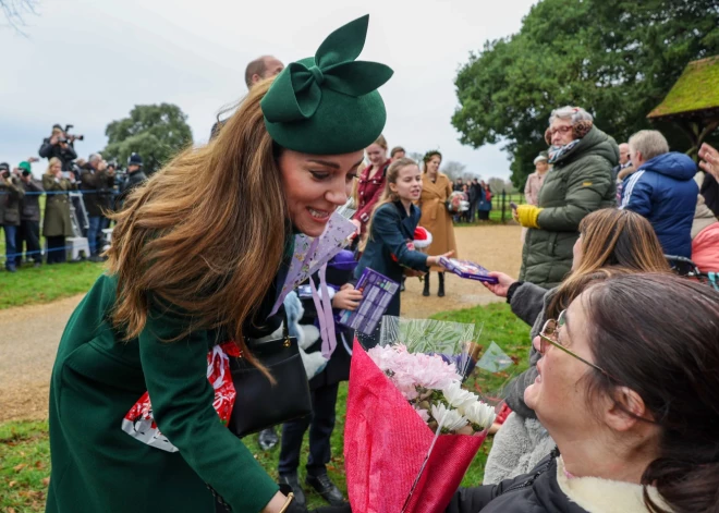 Princese Ketrīna pastāstījusi par pirmo Ziemassvētku dāvanu, ko viņa uzdāvinājusi karalienei Elizabetei II