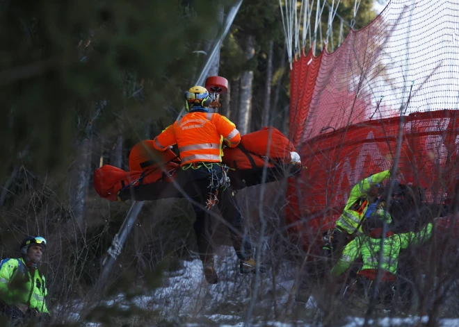 Pasaules kausa sacensībās baisu kritienu piedzīvo franču kalnu slēpotājs un ar helikopteru tiek nogādāts slimnīcā