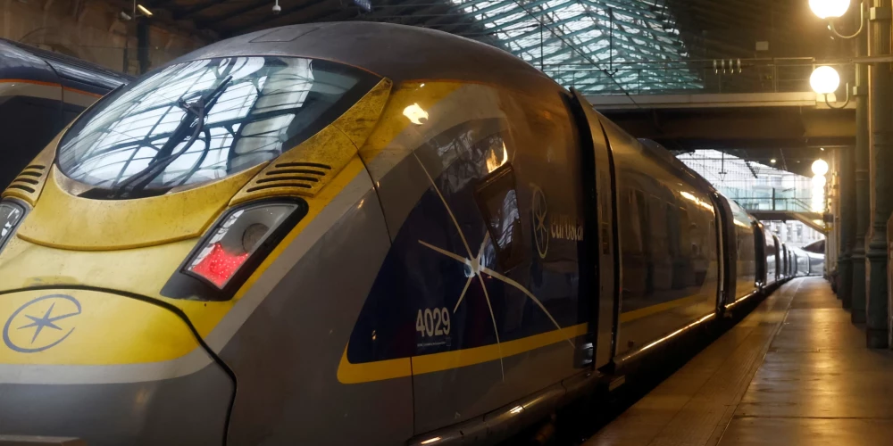 “Eurostar” pasažieri, kuri brauca no Londonas uz Parīzi, stāsta, ka viņi bija stundām ilgi iestrēguši Lamanša tunelī, pēc tam, kad vilciens sabojājās. 