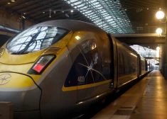 “Eurostar” pasažieri, kuri brauca no Londonas uz Parīzi, stāsta, ka viņi bija stundām ilgi iestrēguši Lamanša tunelī, pēc tam, kad vilciens sabojājās. 