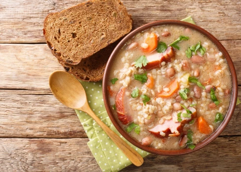 Pērļu grūbu zupa ar žāvētu gaļu