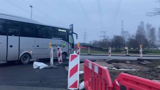 На такой остановке стоять даже опасно для жизни.