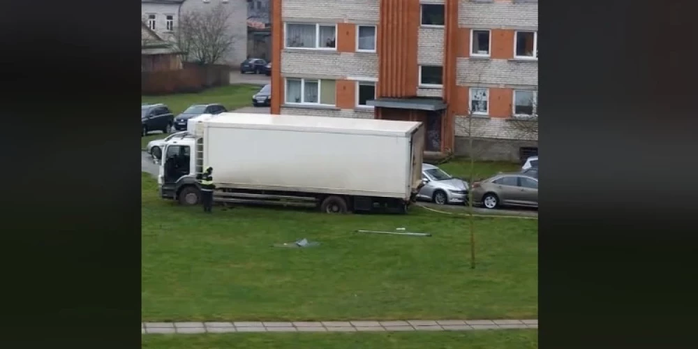  Во дворе между припаркованными машинами протиснулся грузовик, зацепивший сразу несколько стоящих автомобилей.