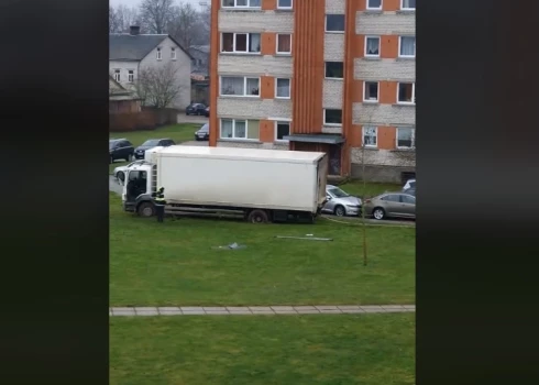  Во дворе между припаркованными машинами протиснулся грузовик, зацепивший сразу несколько стоящих автомобилей.