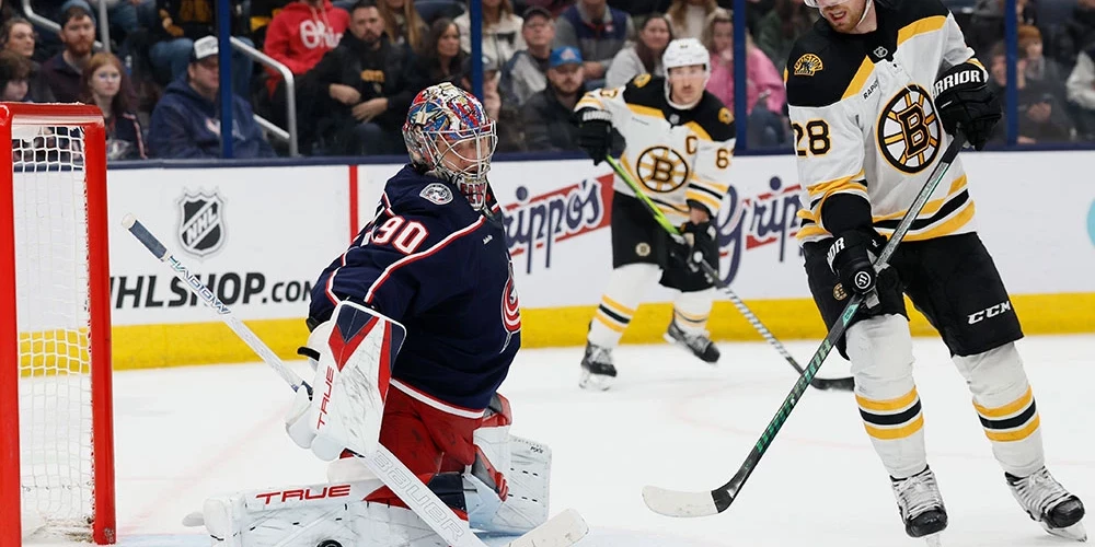 Elvis Merzļikins trešajā trešdaļā atvaira "Bruins" uzbrucēja Eliasa Lindholma metienu. 