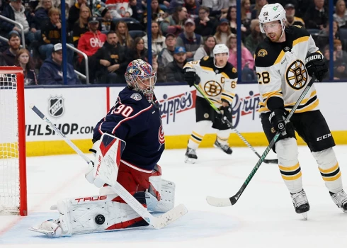 Elvis Merzļikins trešajā trešdaļā atvaira "Bruins" uzbrucēja Eliasa Lindholma metienu. 