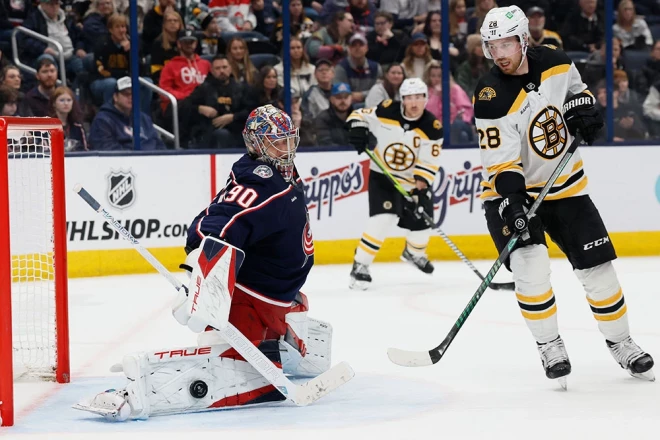 Elvis Merzļikins trešajā trešdaļā atvaira "Bruins" uzbrucēja Eliasa Lindholma metienu. 