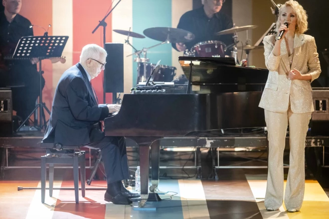 Звучит «Песня на бис» в исполнении Маэстро и Вероники Плотниковой.